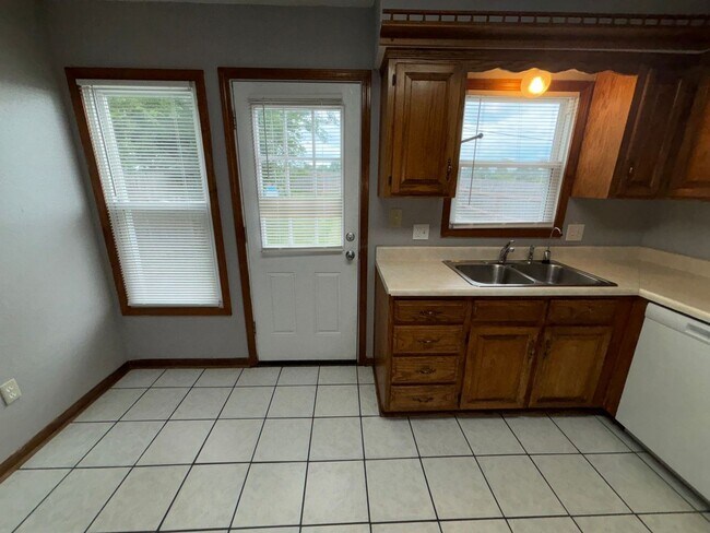 Building Photo - 3 bedroom, 2.5 bath townhome in Lee's Summit!