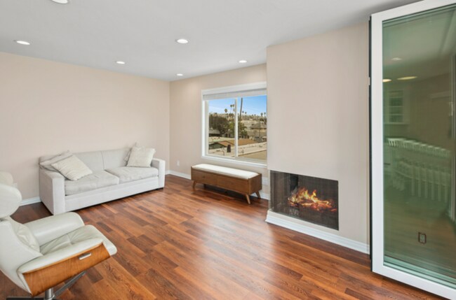 Foto del edificio - Stunning Ocean Beach Top Floor Corner Beac...