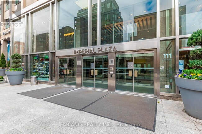 Photo du bâtiment - 111-111 St Clair Ave W
