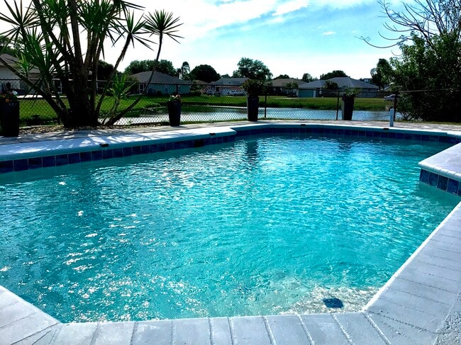 Private pool and Lake - 5714 29th Ct E