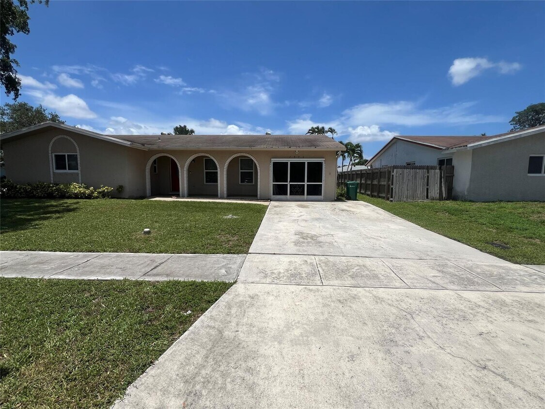 Foto principal - 7975 NW 8th St