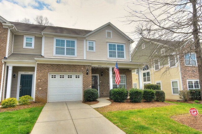 Foto del edificio - Big & Nice 3Br/2.5Bth Townhome in Steele Creek by Harris Teeter Shopping Center
