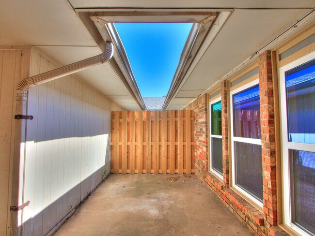 Building Photo - 1915 N Moulton Ct