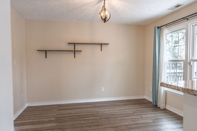 Building Photo - Beautiful - Well maintained spacious home ...
