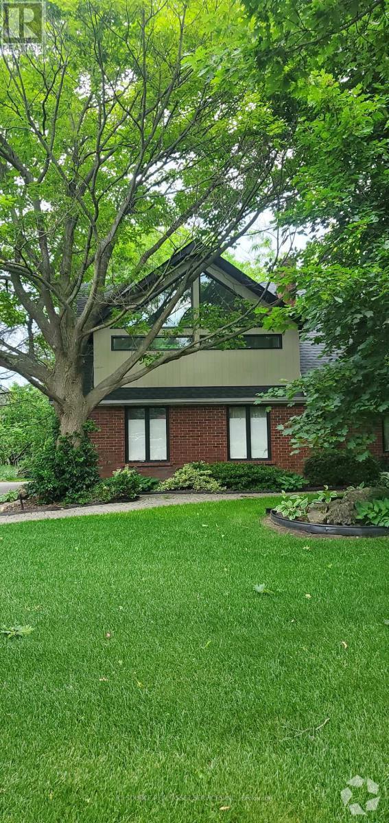Building Photo - 170 Meadowland Crescent
