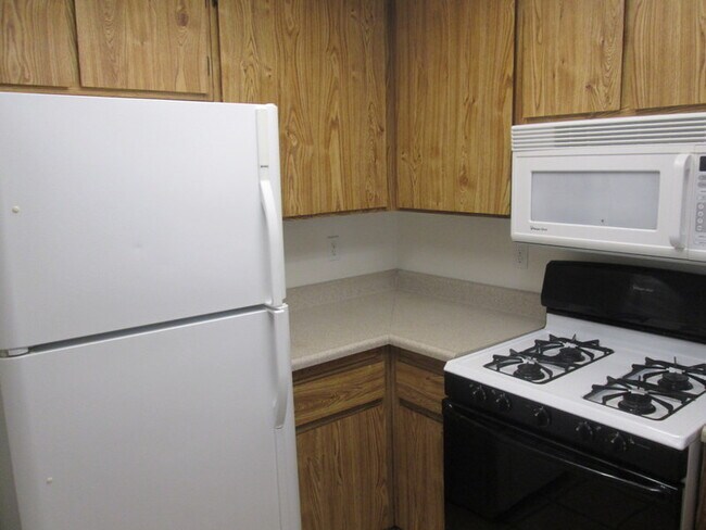 Building Photo - 1340 Deseret Ave