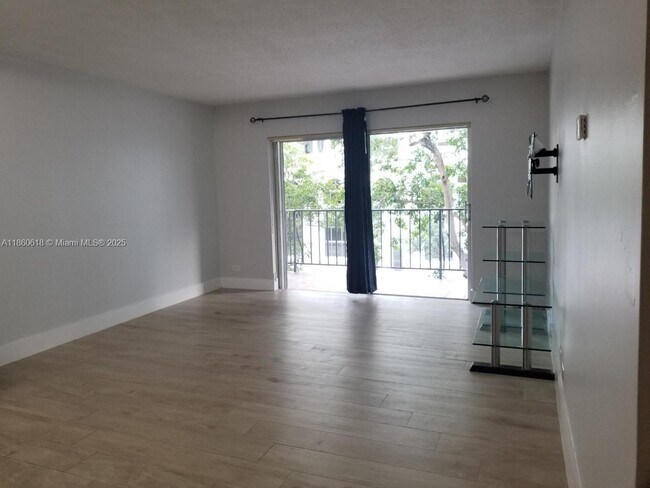 Foto del edificio - 8101 SW 72nd Ave