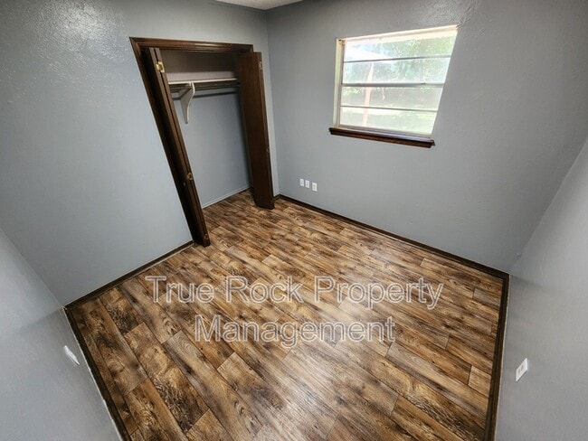 Building Photo - 924 Crestview Ave