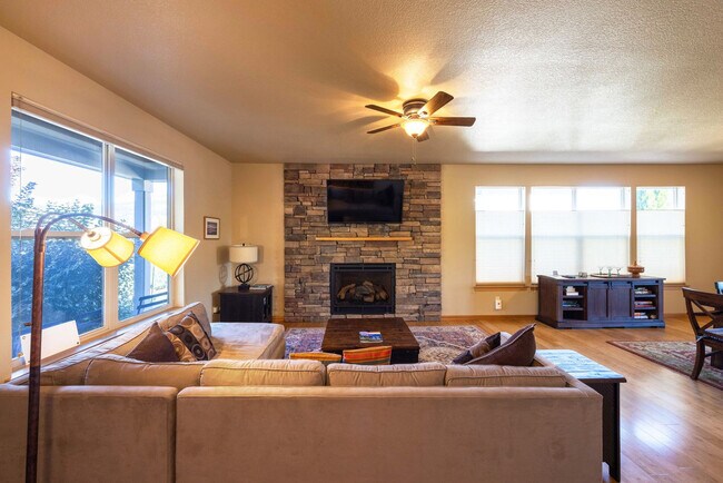 Building Photo - 1021 Redtail Loop