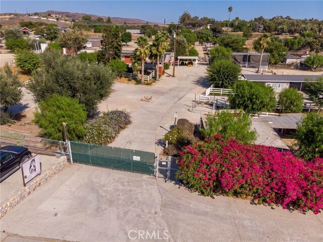 Foto principal - 8451 Roseland Ave