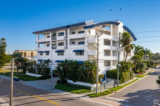 100 Bayside Dr Clearwater Beach, FL - Sun West Palms