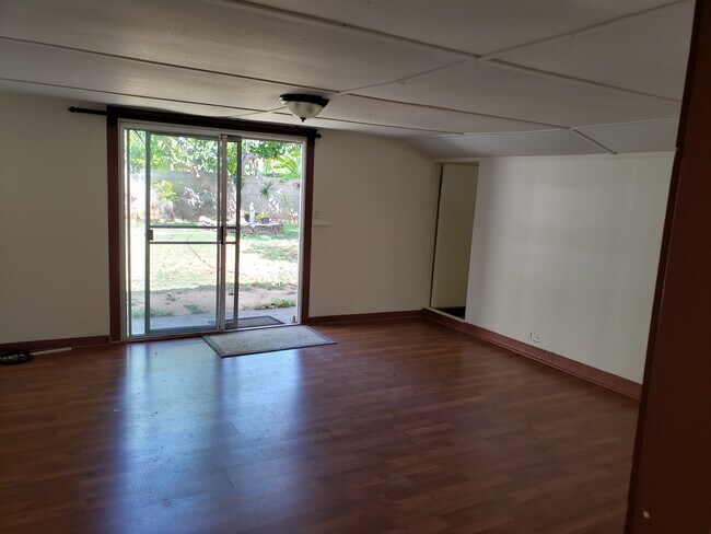 Sala de estar con vista al patio - 129 Ulupa St