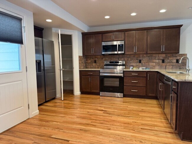 Foto del edificio - Fully Upgraded Executive Home For Lease