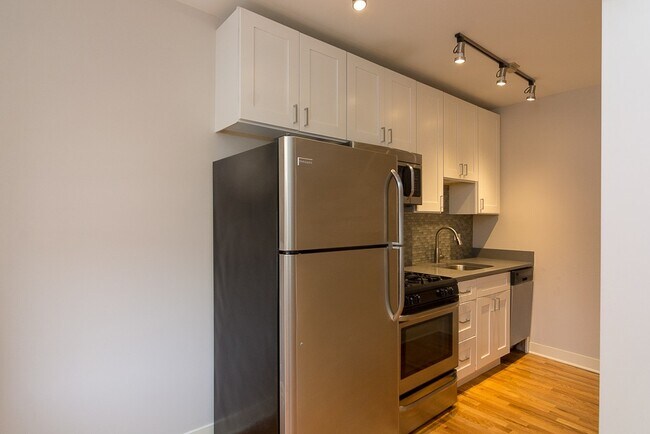 Foto del edificio - 2419 N Kedzie Blvd