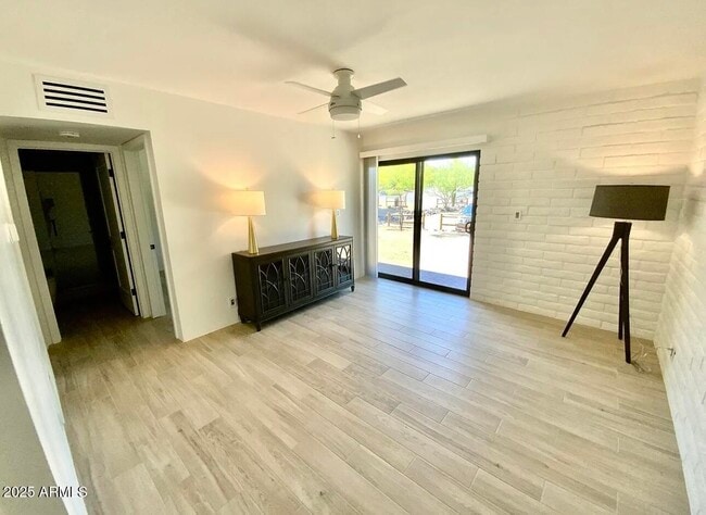 Foto del edificio - 5811 E Surrey Dr