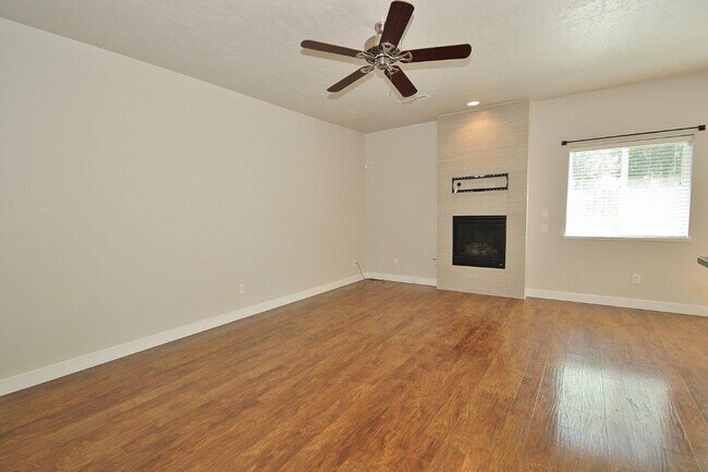 Foto del edificio - Immaculate Townhouse in Quiet Community