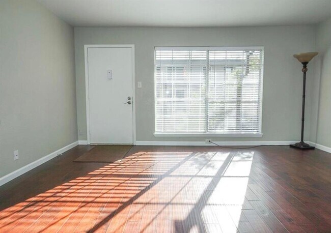 Foto del edificio - 2425 Ashdale Dr