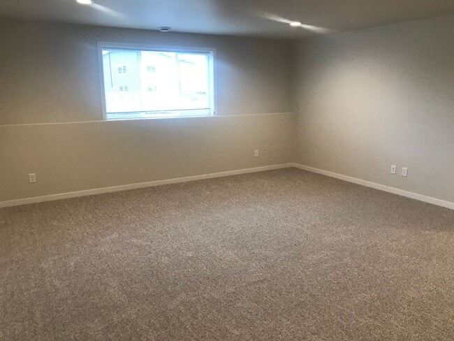 Building Photo - 4 Bed 3 Bath Single Family Home