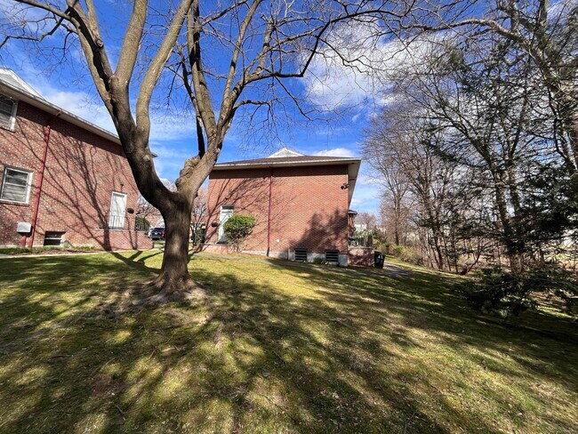 Building Photo - 20 Willowbrook Ct