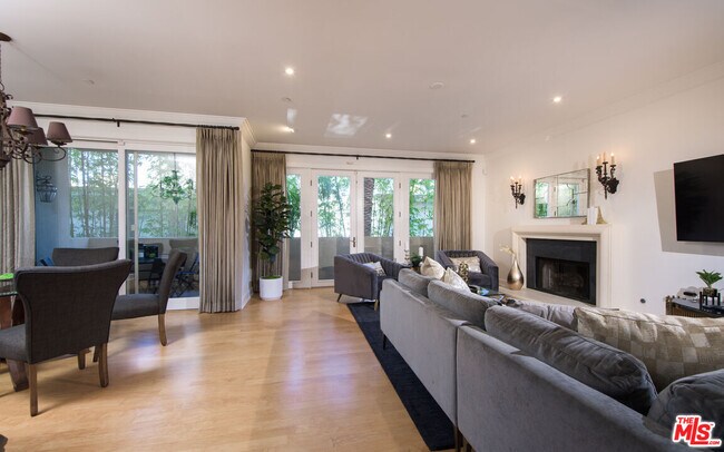 Building Photo - 411 N Oakhurst Dr