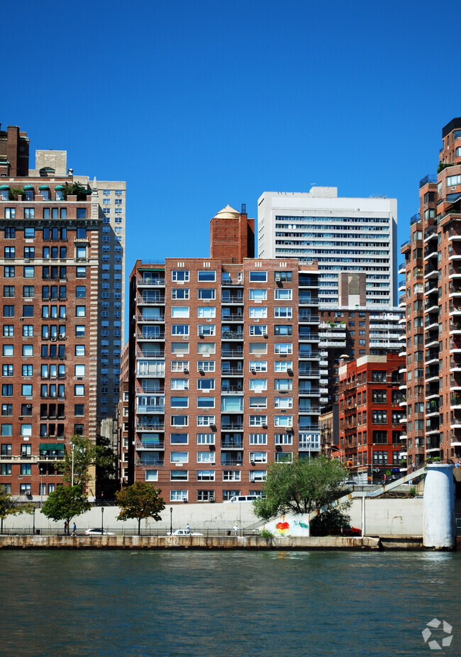 Building Photo - Riverview House