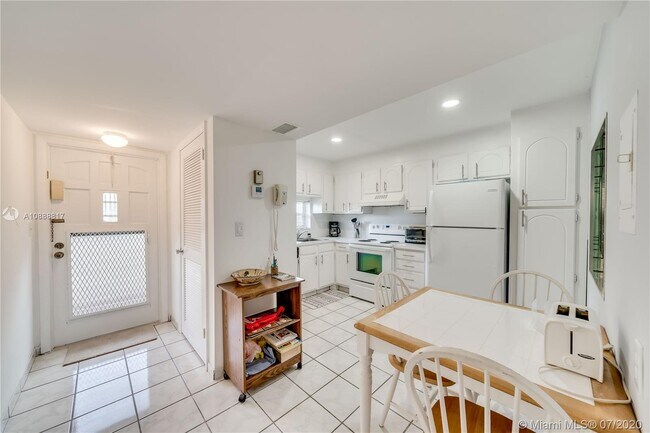 Building Photo - 9820 S Hollybrook Lake Dr