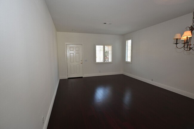 Building Photo - Stunning West Irvine 2 story 4 bedroom 2.5...