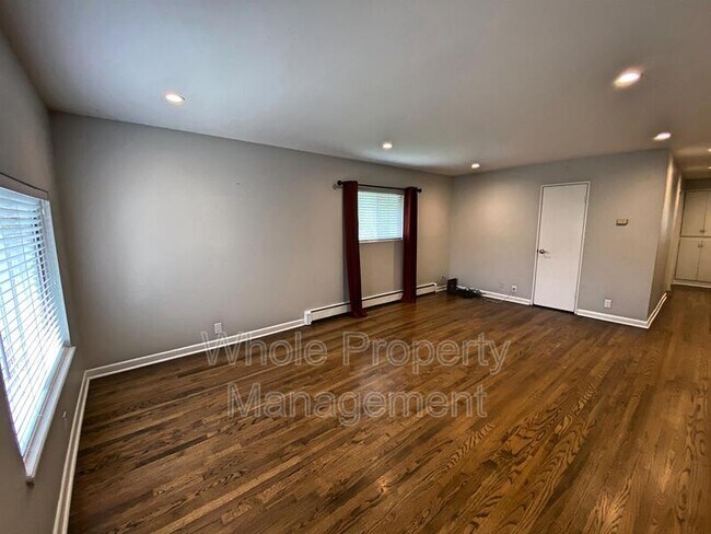 Building Photo - 944 Van Gordon St