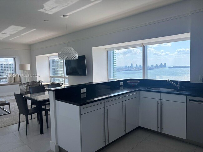 Building Photo - 1435 Brickell Ave