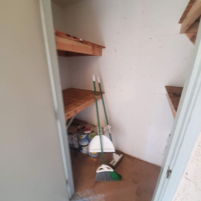 Building Photo - Top Floor Condo Available in Brook Meadow ...
