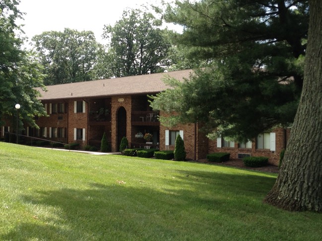 Building Photo - Green Meadows