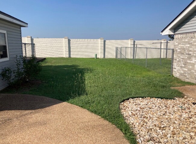 Foto del edificio - 1506 Oak Hollow Dr