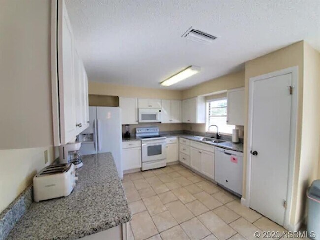 Building Photo - 1310 Dexter Dr W