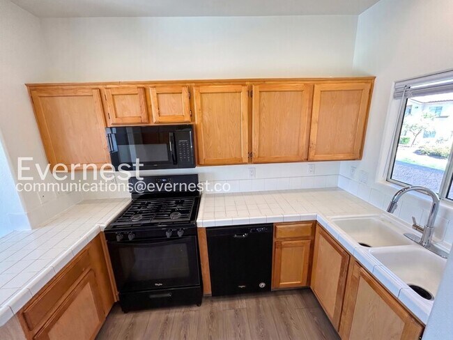 Building Photo - 3 Bed, 2 Bath Condo with Modern Amenities / Available Now!