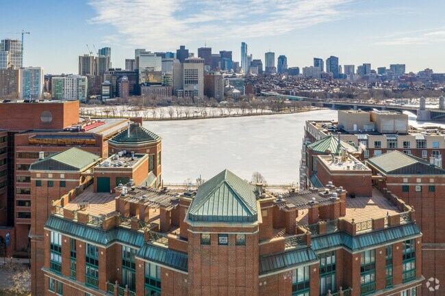 Rooftop Deck - River Court
