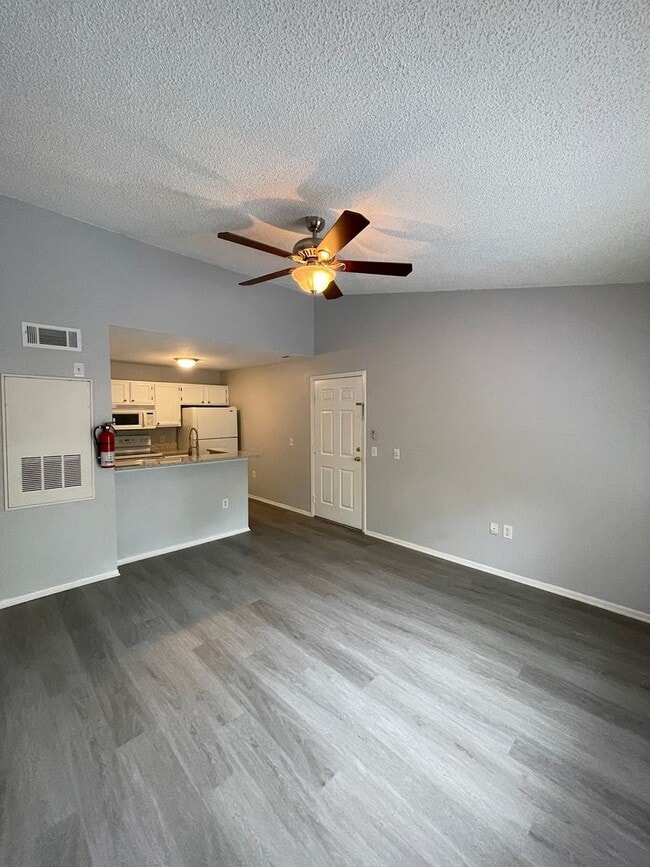Building Photo - Prime Location! Water included! 2-bed 1-bath Condo!