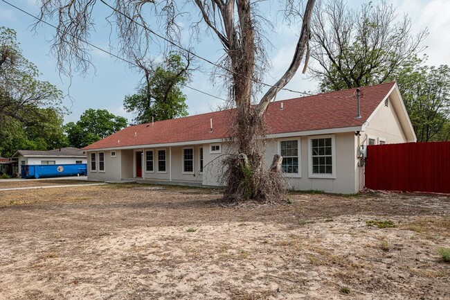 Building Photo - 311-313 W Nicholson St