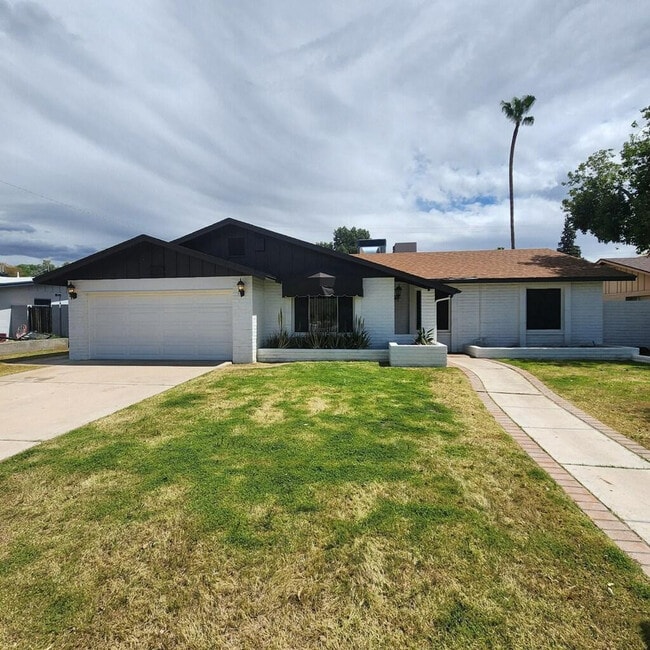 Building Photo - 8121 N 16th Dr