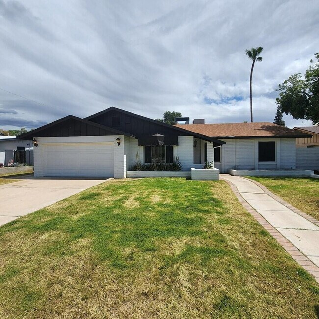 Foto del edificio - 8121 N 16th Dr
