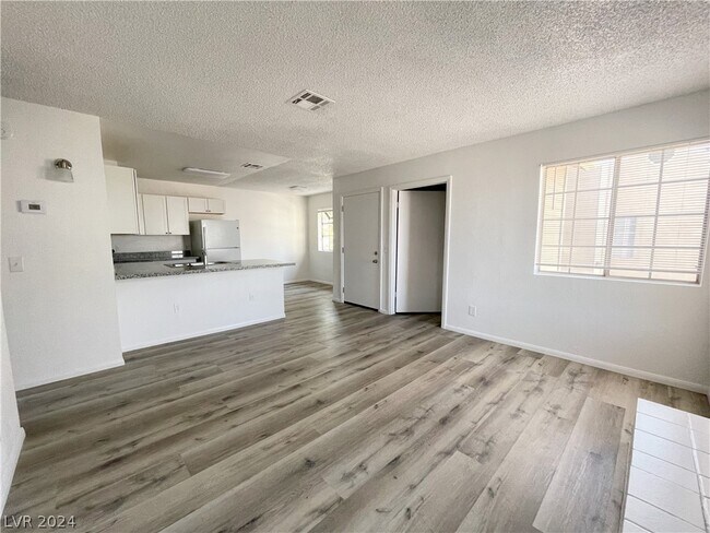 Building Photo - 2705 Jennydiane Dr
