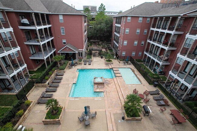 Foto del edificio - 2400 McCue Rd