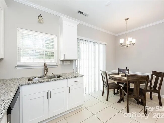 Foto del edificio - 1265 E Woodlawn Rd