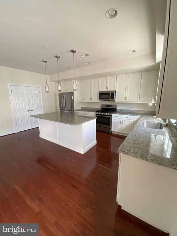 Foto del edificio - 310 E Barnard St