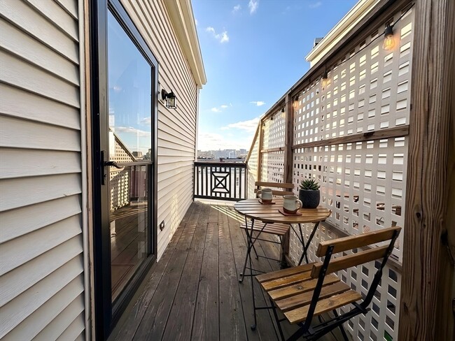 Building Photo - 410 E 3rd St