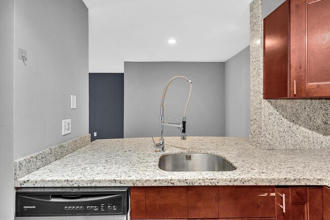 Building Photo - 1255 SW 46th Ave