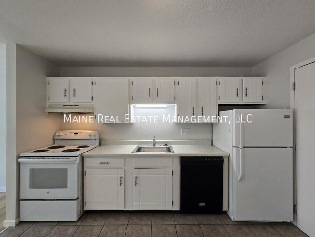 Building Photo - 10 Tall Pines Dr