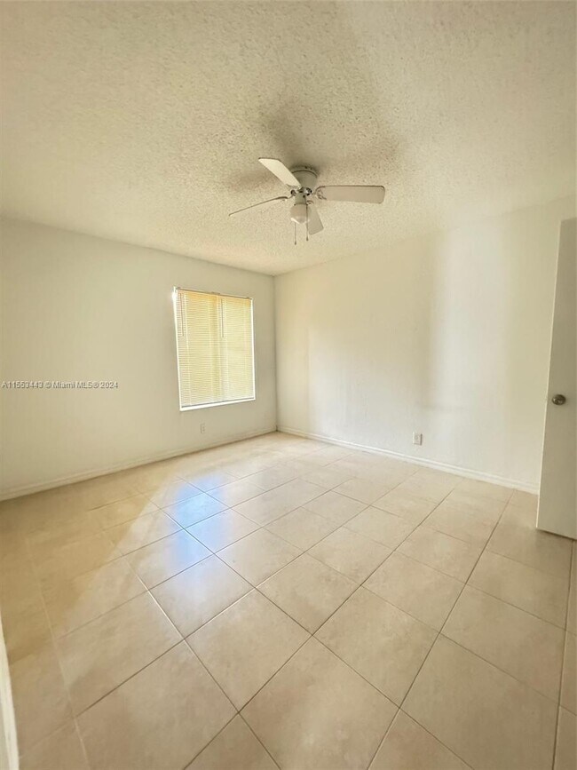 Foto del edificio - 3350 Pinewalk Dr N
