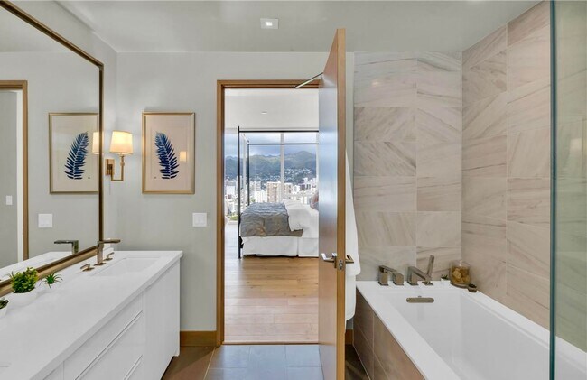 Foto del edificio - Spectacular 3 bedroom 3 bath Penthouse in the Kakaako Area