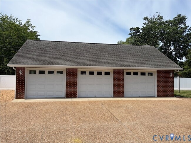 Building Photo - 9325 Brentwood Dr