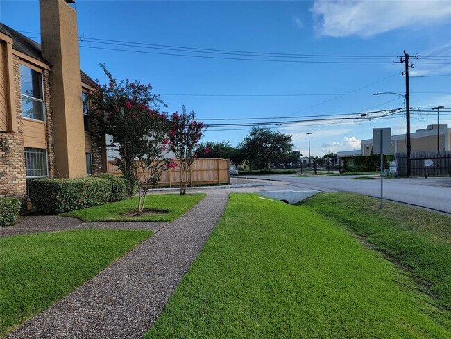 Building Photo - 3303 W Greenridge Dr